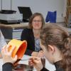 Die Mädchen werden spielerisch an Naturwissenschaften und Technik herangeführt – wie hier beim Workshop mit Prof. Stephanie Renner von der Fakultät Maschinenbau.