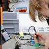 Selbst Hand anlegen, darauf kam es bei den TecGirls- Days in Schweinfurt an. Hier lötet ein Mädchen einen  Bluetooth-Lautsprecher.