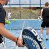 Mischung aus Tennis und Squash: Padel wird in einer Art Käfig gespielt, dessen Wände aus Glas oder Drahtgitter bestehen.