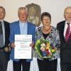 (kefe)   Den goldenen Meisterbrief für 40-jährige Meistertätigkeit erhielt Metzgermeister Josef Breitenbach aus Frammersbach. Auf der Jahresabschlussfeier der Fleischer-Innung Main-Spessart, die bei Raimund Freund in Steinbach stattfand, überreichte Hermann Knauer, Geschäftsführer der Fleischer-Innung, die Urkunde. Knauer hob hervor, dass Meister dieser Qualität die Stützen des Handwerks darstellen und auch in Zukunft unverzichtbar seien. Obermeister Volker Steigerwald sagte, dass diese erfahrenen Meister für die Jugend eine große Vorbildfunktion haben. Josef Breitenbach erlernte 1963 im Elternhaus das Metzgerhandwerk, legte 1971 in Frankfurt die Meisterprüfung mit Erfolg ab und übernahm dann nach einem kompletten Um- und Neubau 1972 mit Ehefrau Renate den Betrieb. Das Foto zeigt (von links) Geschäftsführer Hermann Knauer, Josef und Renate Breitenbach mit Ober meister Volker Steigerwald.
