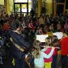 Projekt Lesepatenschaften: In der Aula der Mittelschule ging die Auftaktveranstaltung für die von der Freiwilligenagentur GemeinSinn als Ansprechpartner und Zündverteiler in Sachen bürgerschaftliches Engagement im Landkreis Schweinfurt „eingefädelte“ Aktion an der Grundschule Gerolzhofen-Oberschwarzach über die Bühne. Rektor Helmut Schmid griff selbst zur Gitarre, um mit dem Flötenensemble einen Großteil der künftigen Lesepaten und GemeinSinn-Projektleiter Raphael Kießling musikalisch zu begrüßen, die obendrein durch einen Tuch-Tanz erfreut wurden.