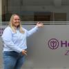 Anna Sünkel, Standortleitung von Home Instead, vor dem neuen Bürogebäude in der Mitteltorstraße in Marktheidenfeld.