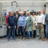 Die beiden Geschäftsführer der Firma aprotec Matthias Roth und Michael Landgraf (1. und 4. von rechts) stellten einer Delegation der Freien Wähler Karlstadt ihre Produktpalette sowie ihren neuen Betriebsstandort in Karlburg vor.