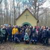 Eigenheimer-Wandergruppe vor der Wolfskapelle.