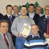 Ehrungen beim MGV Liederkranz Urspringen: Vorsitzender Bruno Schäffer zeichnete aus (stehend von links) Kurt Liebler, Klaus Eckert, Werner Brückner, Paul Nätscher, Fred Weimann, Volker Hemrich, stellvertretender Vorsitzender Dieter Kasamas. Sitzend: Heinz Nätscher (40) und Erwin Edelhäuser (40).