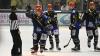 Der Jubel der Mighty Dogs über das zwischenzeitliche 3:0 gegen Amberg durch Dylan Hood (links), der hier den Gäste-Fans provokant zuwinkt.
