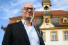 Plötzlich Bürgermeister: Steffen Romstöck vor seinem nicht mehr ganz neuen Arbeitsplatz, dem Röttinger Rathaus.