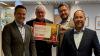 Beratungscenterleiter Cornelius Göb, 3. Bürgermeister Manfred Berger (Dettelbach), Bürgermeister Klaus Köhler (Wiesentheid) und Gebietsdirektor Heiko Därr bei der symbolischen Scheckübergabe.