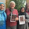 Sylvia Türk-Rupp (zweite von links) und Natalie Greindl (rechts außen) vom Integrationsbeirat Zellingen stellen zusammen mit Badrieh Alnammous (zweite von rechts) und Khalisa Sulaiman (links außen) das syrische Kochbuch vor.