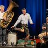 Christoph Well bewies am Samstagabend in der Bad Neustädter Stadthalle, dass er nicht nur ein exzellenter Musiker ist, sondern auch tanzen kann.