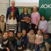 Beim Vorlesen in der Albert-Schweitzer-Grundschule (von links): AOK-Direktor Frank Dünisch, Landtagsabgeordnete Martina Gießübel, Klassleiterin Christine Riedl und die Schüler der Klassen 1a und 3d.