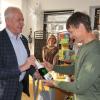 Bürgermeister Günther Werner (links) gratulierte dem Vereinsvorsitzenden Franz-Josef Selig zur Wiedereröffnung in den neuen Räumen.
