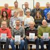 Für ihre Vereinstreue wurden nicht zuletzt zur Freude von Vorstandsmitglied Michael Hein (vorne von links) ausgezeichnet: Robert Türke, Christian Salatsch, Rudolf Wehner, Thomas Miholic und Monika Vogler. Mitte von links: Hildegard Gottwald, Susanne Enders, Ingrid Chlebowy, Karin Becher, Brigitte Beckenbauer, Johanna Smielowski, Jutta Bocklet und Barbara Rothaug. Hinten von links: Roland Werling, Franz Leppig, Marcel Becher, Walter Rothaug, Karl-Heinz Müller, Niklas Müller und Norbert Schmidt.