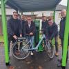 Hält das Werkzeug, was es verspricht? Die Bürgermeister probieren die neue Fahrrad-Servicestation aus. Das Bild zeugt von links: Florian Atzmüller (Bürgermeister Wartmannsroth), Johannes Krumm (Bürgermeister Elfershausen), Mario Götz (Bürgermeister Oberthulba), Thomas Hack (Bürgermeister Aura), Armin Warmuth (Vorsitzender Frankens Saalestück & Erster Bürgermeister Hammelburg) Dr. Dirk Vogel (Oberbürgermeister Bad Kissingen).