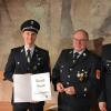 In Anerkennung seiner langjährigen Verdienste als Kommandant wurde Richard Amend (Mitte) zum Ehrenkommandanten ernannt. Es gratulierten 1. Vorsitzender des Feuerwehrvereins, Florian Liebler (links) sowie 1. Kommandant Christian Baumann.