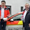 BRK-Kreisgeschäftsführer Ralf Baumeister (rechts) und Rettungssanitäter Tobias Zeidler, zuständig für den Hausnotruf, präsentieren hier die notwendigen Geräte.