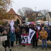 Insgesamt rund 100 Gegendemonstranten folgten dem Aufruf der "Omas gegen Rechts", der AfD zu zeigen, dass sie nicht willkommen ist.