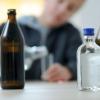 Kinder und Jugendliche trinken sich seltener einen Rausch an. (Symbolbild)