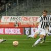 Starke Vorarbeit: Kickers-Mittelfeldmann Moritz Hannemann bereitet hier, bedrängt von den Burghausenern Artur Andreychyk (links) und Tobias Hofbauer, das 1:0 von Benyas Junge-Abiol vor. Am Ende siegten die Würzburger mit 2:0.