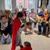 Die Legende von der Mantelteilung spielten die Schüler der Leo-Weismantel-Schule zu St. Martin ausdrucksstark im Kreisseniorenzentrum Gemünden nach.