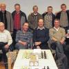 Bild von der Siegerehrung: (sitzend von links) Siegerteam Rottendorf I mit IM Peter Ostermeyer, Karlheinz Scheidt, Matthias Königer, Günter Schmitt und dem Vorsitzenden Reiner Grun, Turnierleiter Wolfgang Saftenberger sowie (stehend von links) das zweitplatzierte Team aus Bad Mergentheim mit Horst Schmidt, Jürgen Pfleger, Josef Steinmacher, Michael Pfleger, das drittplatzierte Team Prichsenstadt I mit Dieter Krenz, Michael Ziegler, Johannes Arens, Thomas Steinhauser und Würzburgs Stadtrat Willi Dürrnagel.