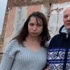 Paulina und Gerd Hellmann vor ihrem Haus in Platz. Die sanierungsbedürftige Giebelwand im Hintergrund ist Streitobjekt.