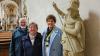 Der Hl. Georg als Schutzpatron der ehemaligen Klosterkirche ist saniert und gerettet, dank der Spenden, die der Freundeskreis Kartäusermuseum - im Bild Stephan Clobes und Sprecherin Andrea Trumpfheller - vor allem mit ehrenamtlichen Führungen eingenommen hat. Jutta Sokopp (Mitte) als Vertreterin der Kirchenverwaltung dankte herzlich.