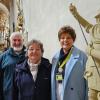 Der Hl. Georg als Schutzpatron der ehemaligen Klosterkirche ist saniert und gerettet, dank der Spenden, die der Freundeskreis Kartäusermuseum - im Bild Stephan Clobes und Sprecherin Andrea Trumpfheller - vor allem mit ehrenamtlichen Führungen eingenommen hat. Jutta Sokopp (Mitte) als Vertreterin der Kirchenverwaltung dankte herzlich.