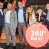 Von links: Vorstandsmitglied Jochen Schönleber sowie Kolleginnen und Kollegen des Projektteams "Zentrum für Gründung und Nachfolge" enthüllen das neue Logo 360° BASE.