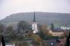 Die Pfarrkirche St. Anna in Schondra mit Pfarrhaus  und Friedhof. Sollte keine Kirchenverwaltung gefunden werden, könnte dies dramatische Folgen für Kirche und ihre Einrichtungen haben.