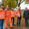 Das neue Entsorgungssystem am Rastplatz an der B 290 zwischen Gerlachsheim und Tauberbischofsheim (von rechts): Landrat Christoph Schauder begutachtet gemeinsam mit Thomas Knörzer und Hanna Kuznetsova vom Straßenbauamt, Straßenwärter Dieter Weinig sowie Amtsleiter Markus Metz einen der frisch eingebauten Unterflurcontainer.