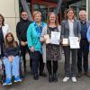 Das Foto zeigt (von links) Bezirksrätin Rosa Behon, Jurymitglied Sonja Scheuplein in Begleitung von Roland Hascher, die Behindertenbeauftragte des Bezirks Gerlinde Martin, die Initiatorinnen des Projekts Shelly Preu und Anja Bank, Jurymitglied Thomas Hetterich, Kitzingens Bürgermeisterin Astrid Glos, die Leiterin der Grundschule Kitzingen Siedlung Heike Schneller-Schneider und den Leiter der St. Martin-Schule Cornelius Breyer.