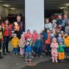 Auf dem Foto: 2. Kommandant Daniel Geißel, Kindergartenleitung Maria Brand, 1. Kommandant Jonas Redweik, Erzieherteam (Emely Göbel, Ramona Wolf, Andrea Kiesel), Elternbeiratsvorsitzender Peter Greb, Kindergartenkinder aus dem Kindergarten Zeilitzheim.