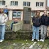 Sie pflegen die Erinnerungskultur: Lehrer Jürgen Endres (Mitte) mit Schülerinnen der achten Klassen des FLG.