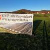 Seit einigen Wochen hängen Protestbanner in Einraffshof. Der Schondraer Gemeinderat muss nun über das Solarpark-Projekt der Bayernwerk Natur entscheiden.