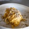 Hier ist der Trüffel der Star und braucht nicht viel Beiwerk: Über die Tagliatelle wird der Trüffel hauchdünn geraspelt.