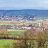 Bis zu den Höhenzügen der Rhön reicht die Aussicht von Schönaich. Im Vordergrund sind Breitbach, Kammerforst, Oberschwarzach und Wiebelsberg wie an der Perlenschnur augereiht.