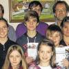 Deutsches Sportabzeichen: 21 Teilnehmer waren erfolgreich. Vorne die jüngsten Teilnehmerinnen, Jana Groten und Sina Krais, hinten Manfred Denner (mit 58 Jahren der älteste) und Tochter Christina.