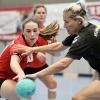 Cora Kenner (links) vom FC Bad Brückenau stemmt sich gegen die Niederlage im Heimspiel gegen die spielstarke HSG Mainfranken.