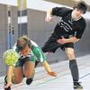 Im Sturzflug: Großbardorfs Johannes Kanz (links) kämpft mit großem Einsatz, um an den Ball zu kommen. Wülfershausens Christian Reiher schaut gespannt zu. Favorit Großbardorf gewann dieses Halbfinalspiel mit 4:0 und war auch im Finale beim 4:0 gegen die SG Bad Neustadt ungefährdet.