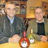 Führungswechsel: Klaus Hilf (links) und sein Nachfolger Peter Grethler mit dem Papstwein in der Gaststätte Mainbäck.