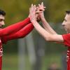 Mustafa Albascha (links) und Lars Tully von der DJK Dampfach bejubeln Albaschas Tor zum 4:1.