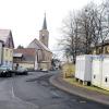 Am Ortsausgang von Haard in Richtung Burghausen: Hier soll mit dem Ausbau der Kreisstraße 17 angefangen werden. Die Baucontainer stehen schon bereit.