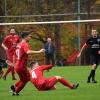 In dieser Szene den Ball, dann die Punkte im Derby  verloren hat der FC Fuchsstadt um Markus Mjalov (vorne) und Michael Emmer (Nr. 4).