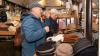 Zahlreiche Menschen besuchen am Sonntag (03.11.24) den Wintermarkt in der Innenstadt von Ochsenfurt.  Mittags öffneten auch die Einzelhändler ihre Türen.