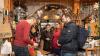 Zahlreiche Menschen besuchen am Sonntag (03.11.24) den Wintermarkt in der Innenstadt von Ochsenfurt.  Mittags öffneten auch die Einzelhändler ihre Türen.