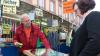 Zahlreiche Menschen besuchen am Sonntag (03.11.24) den Wintermarkt in der Innenstadt von Ochsenfurt.  Mittags öffneten auch die Einzelhändler ihre Türen.