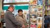 Zahlreiche Menschen besuchen am Sonntag (03.11.24) den Wintermarkt in der Innenstadt von Ochsenfurt.  Mittags öffneten auch die Einzelhändler ihre Türen.