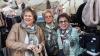 Zahlreiche Menschen besuchen am Sonntag (03.11.24) den Wintermarkt in der Innenstadt von Ochsenfurt.  Mittags öffneten auch die Einzelhändler ihre Türen.