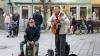Zahlreiche Menschen besuchen am Sonntag (03.11.24) den Wintermarkt in der Innenstadt von Ochsenfurt.  Mittags öffneten auch die Einzelhändler ihre Türen.